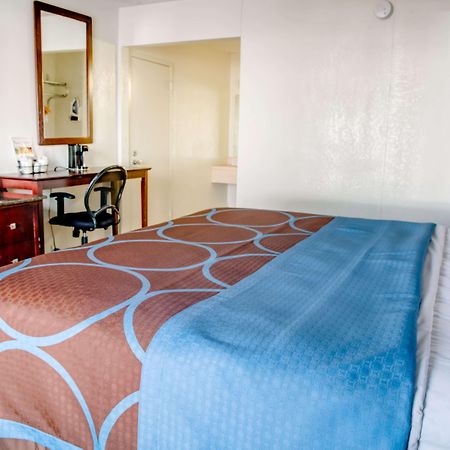 Super 8 By Wyndham St. Petersburg Hotel Luaran gambar