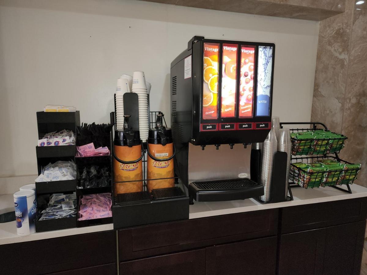 Super 8 By Wyndham St. Petersburg Hotel Luaran gambar