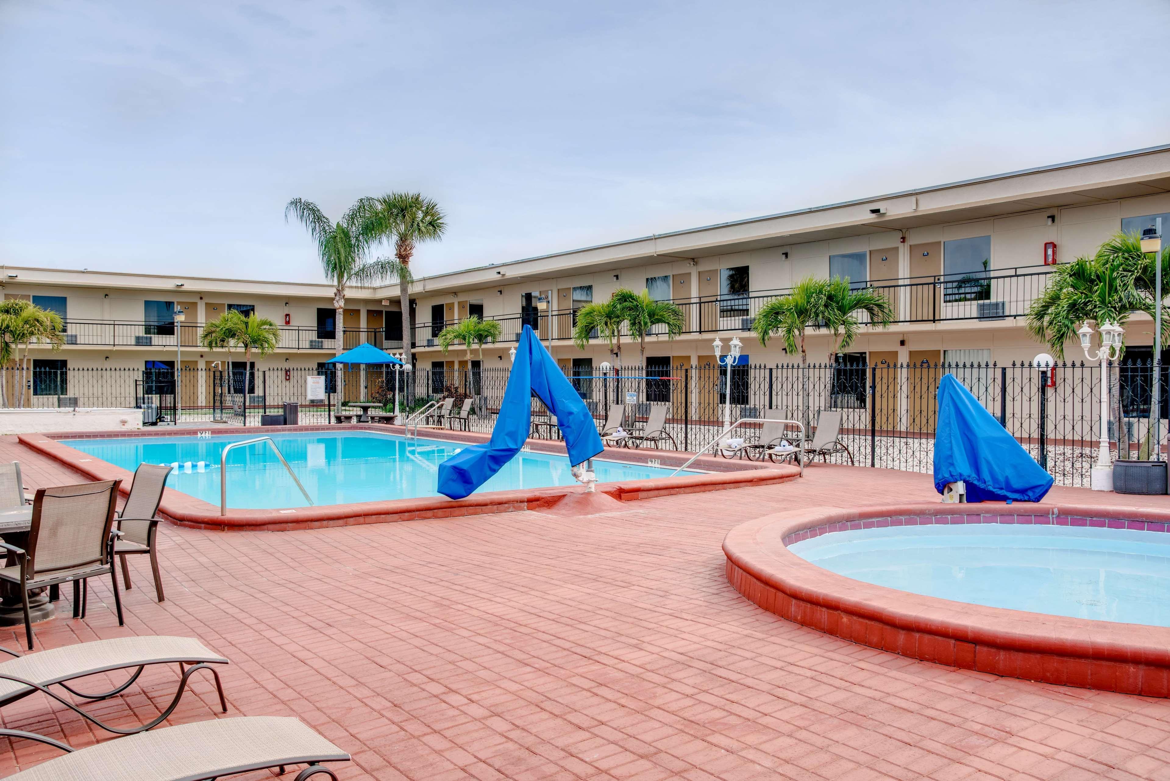 Super 8 By Wyndham St. Petersburg Hotel Luaran gambar
