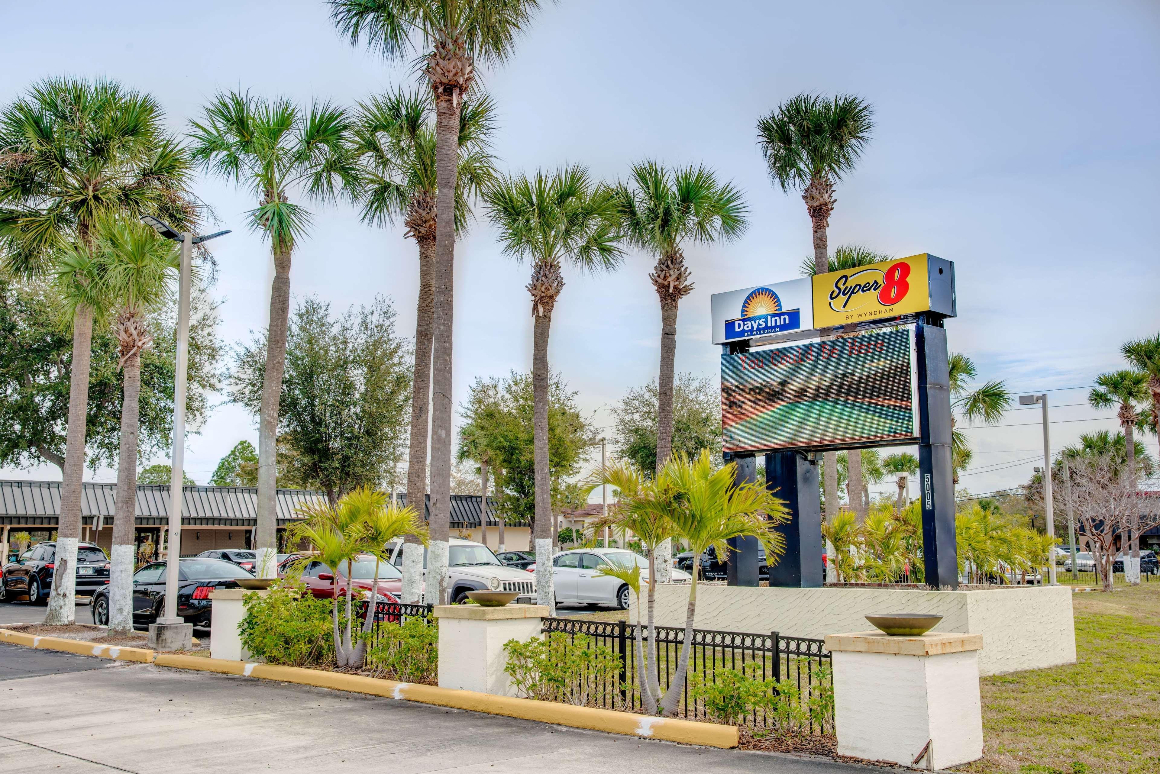 Super 8 By Wyndham St. Petersburg Hotel Luaran gambar