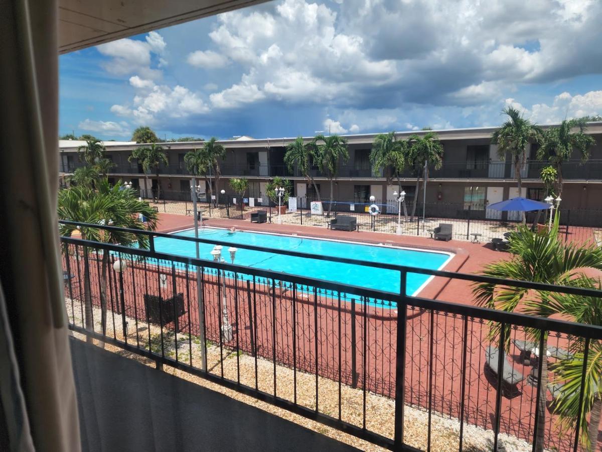 Super 8 By Wyndham St. Petersburg Hotel Luaran gambar