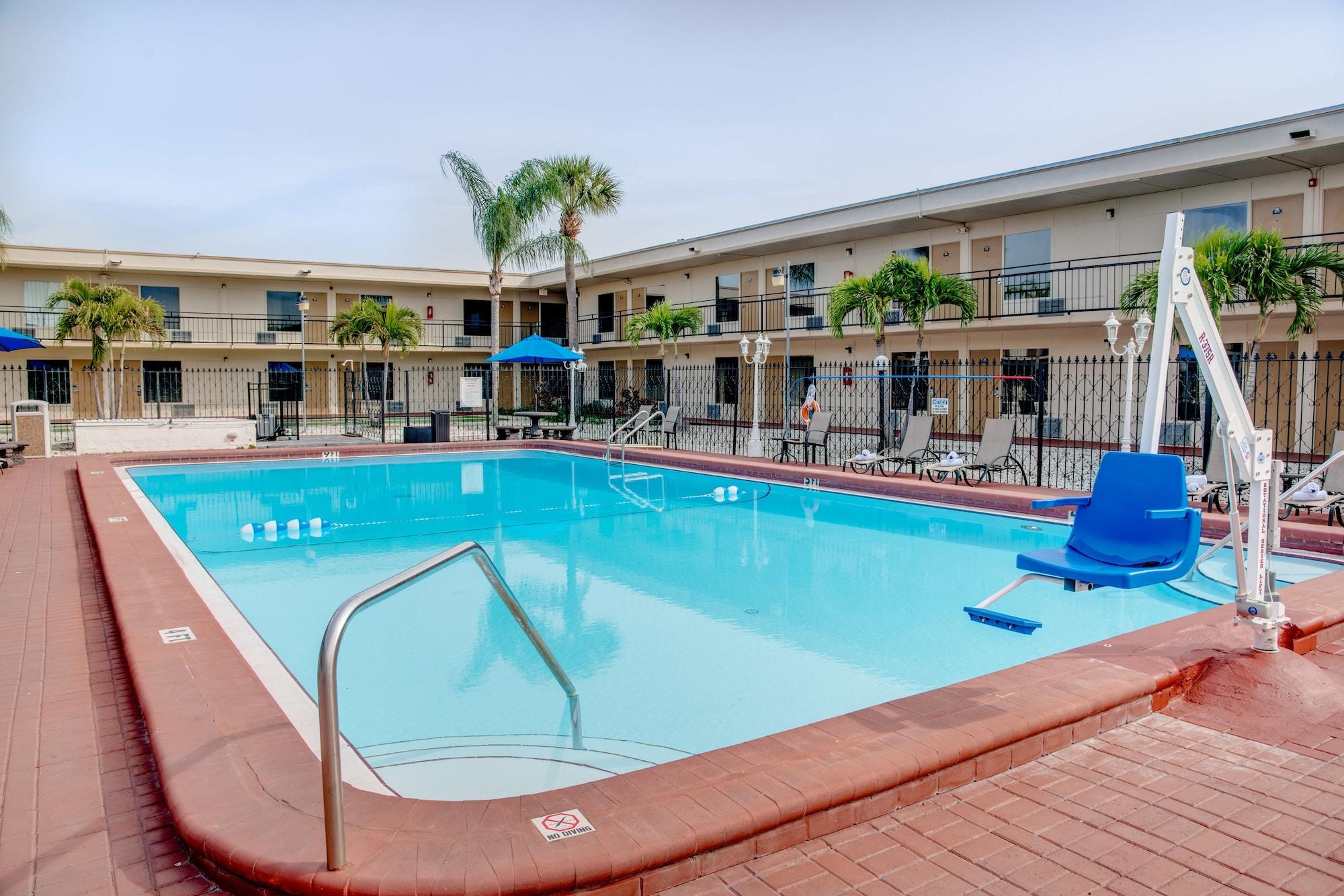 Super 8 By Wyndham St. Petersburg Hotel Luaran gambar